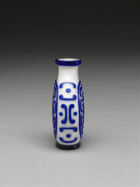 白套藍玻璃壽字鼻煙壺