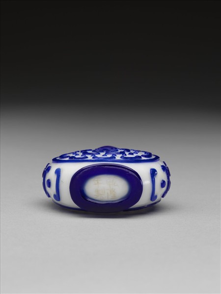 白套藍玻璃壽字鼻煙壺