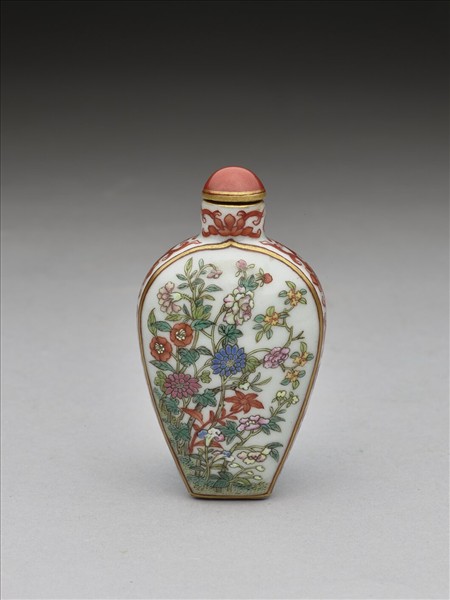 粉彩花卉紋鼻煙壺