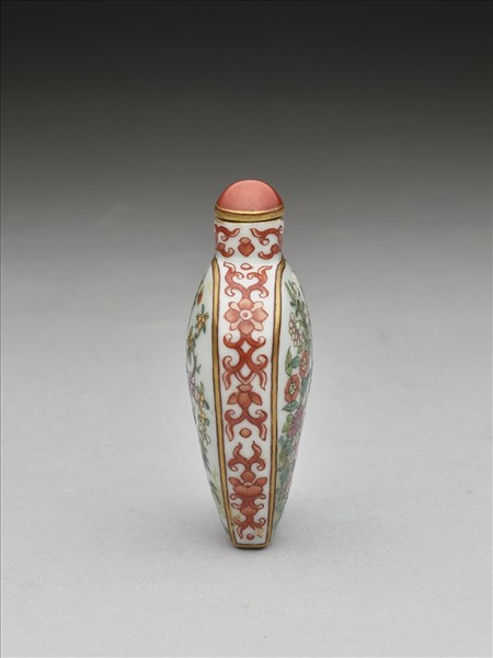 粉彩花卉紋鼻煙壺