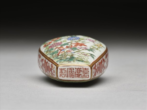 粉彩花卉紋鼻煙壺