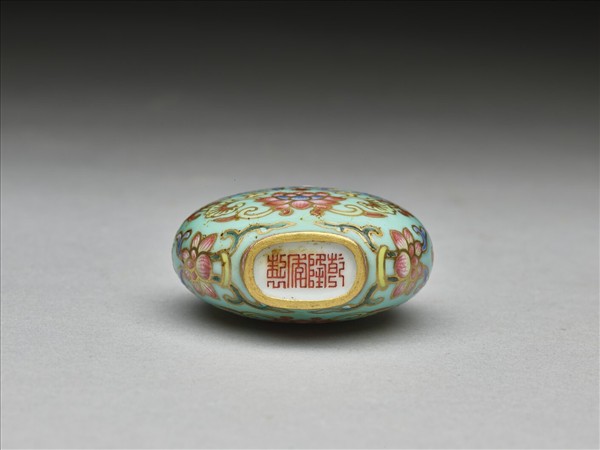 粉彩湖綠地花卉紋鼻煙壺