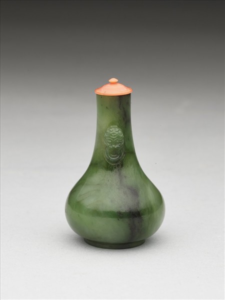 玉獸首銜環鼻煙壺