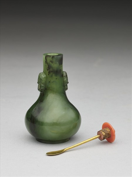 玉獸首銜環鼻煙壺