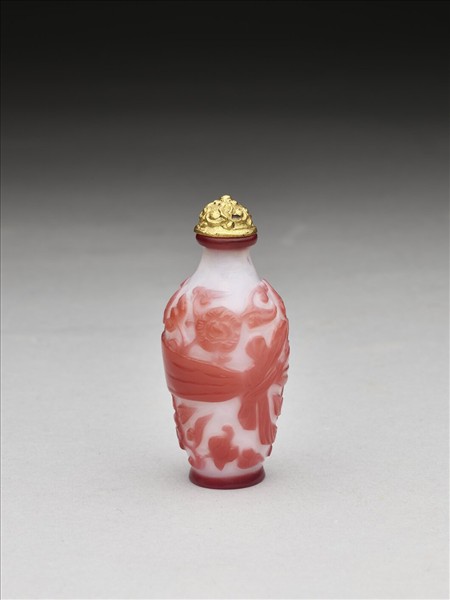 白套紅玻璃包袱紋鼻煙壺