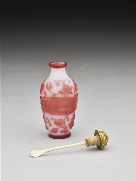 白套紅玻璃包袱紋鼻煙壺