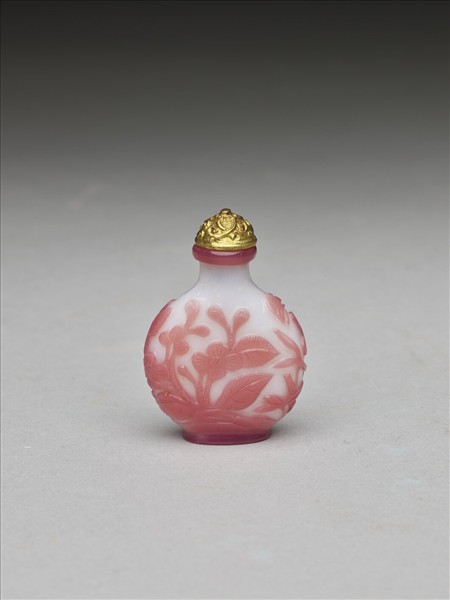 白套紅玻璃花卉鼻煙壺