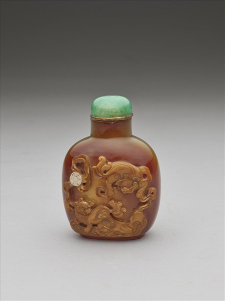 玉髓巧雕雙獅戲球鼻煙壺