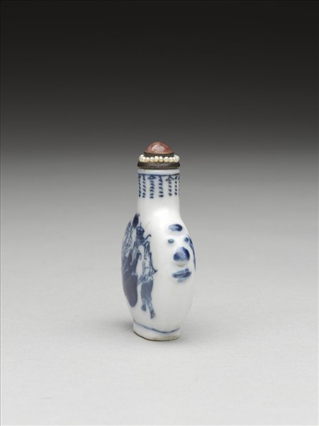 青花瓷畫鍾馗嫁妹鼻煙壺