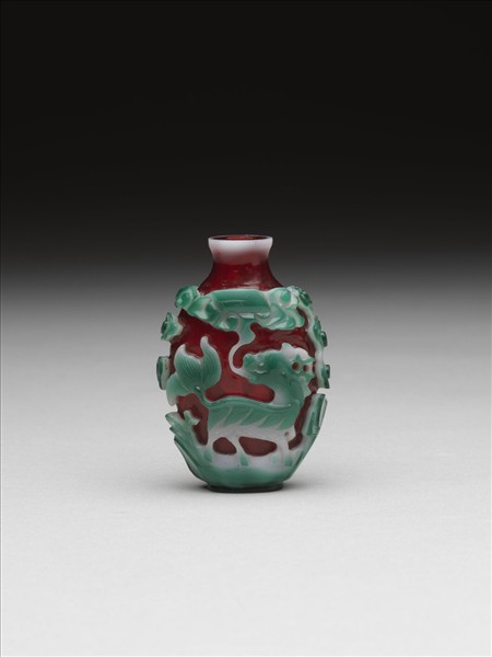 紅套雙色玻璃祥瑞圖鼻煙壺