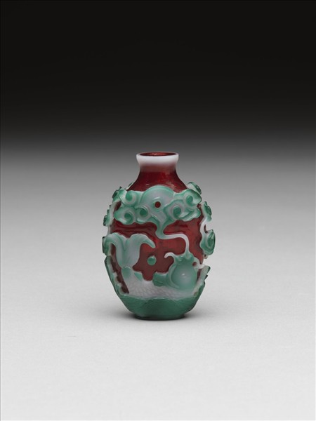 紅套雙色玻璃祥瑞圖鼻煙壺