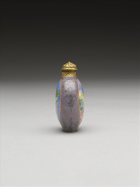 銅胎畫琺瑯紫地開光牡丹荷蓮鼻煙壺