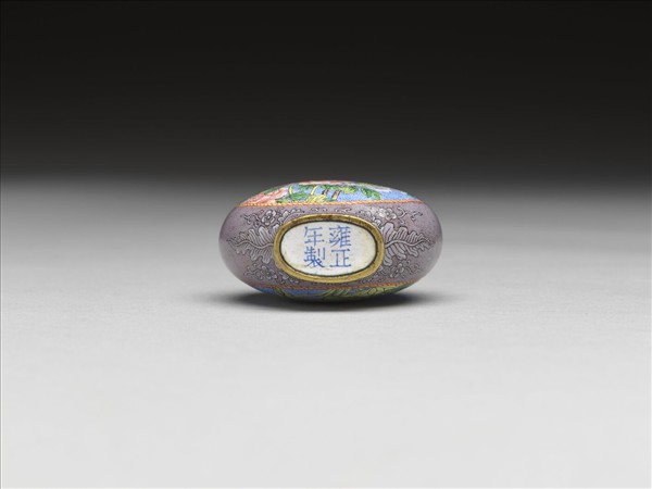 銅胎畫琺瑯紫地開光牡丹荷蓮鼻煙壺