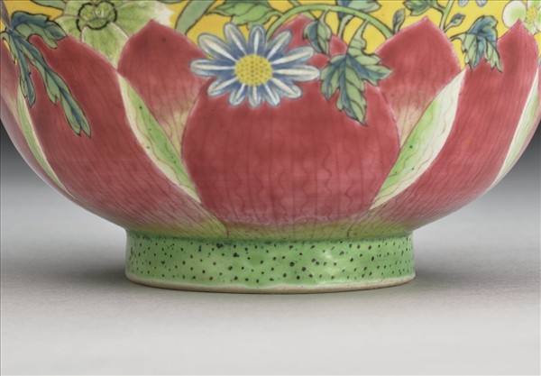 琺瑯彩黃地蓮瓣花卉碗