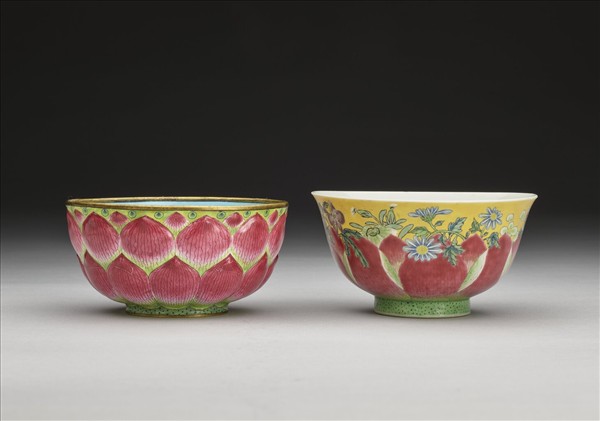 琺瑯彩黃地蓮瓣花卉碗