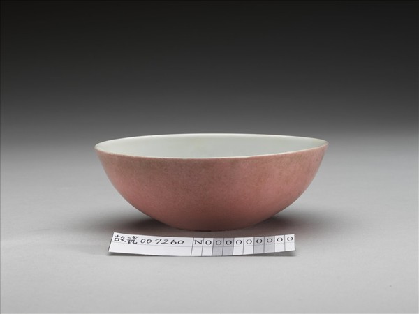 胭脂紅彩暗八寶淺碗