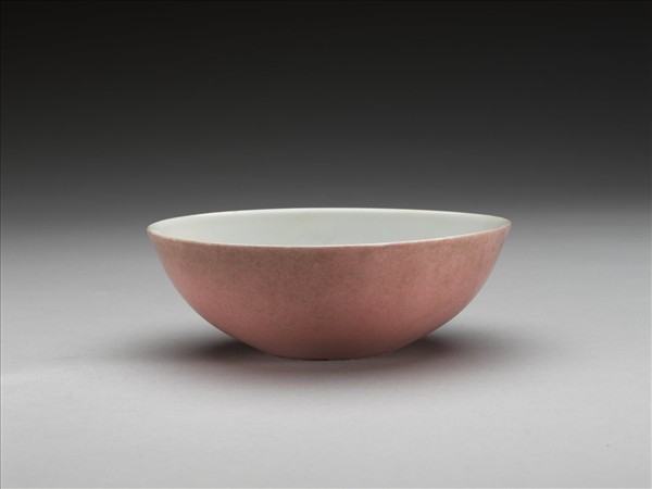 胭脂紅彩暗八寶淺碗