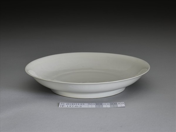 甜白釉雲龍紋盤