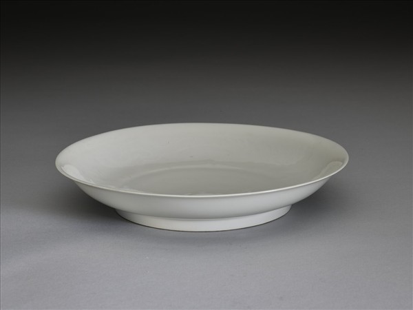 甜白釉雲龍紋盤