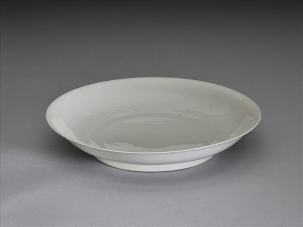 甜白釉雲龍紋盤