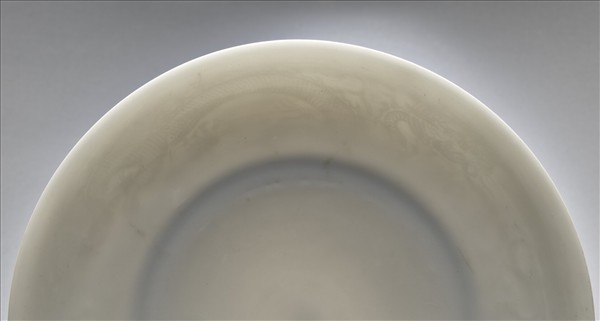 甜白釉雲龍紋盤