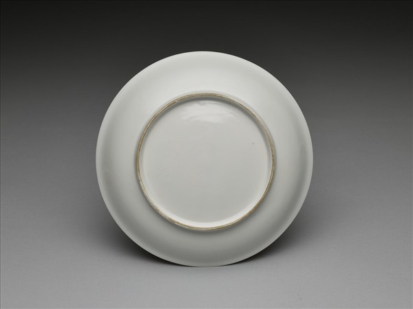 甜白釉雲龍紋盤