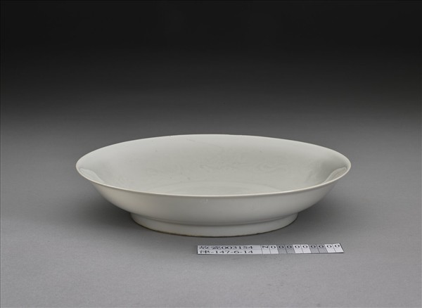 甜白釉雲龍紋盤