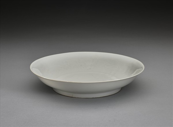 甜白釉雲龍紋盤