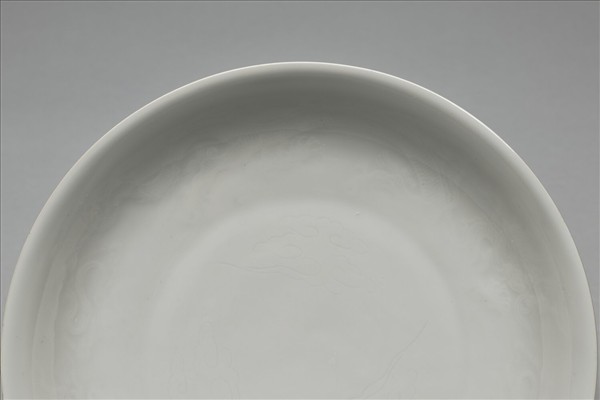 甜白釉雲龍紋盤