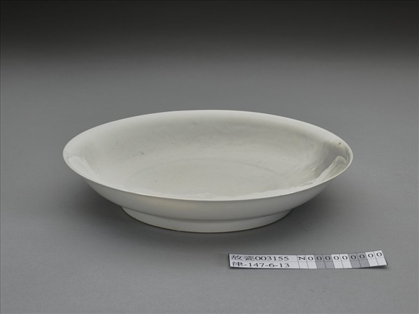 甜白釉雲龍紋盤