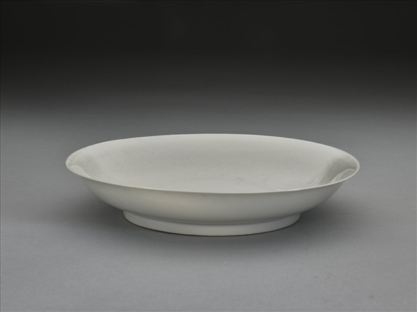 甜白釉雲龍紋盤