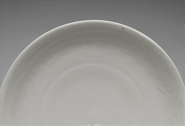 甜白釉雲龍紋盤