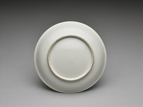 甜白釉雲龍紋盤