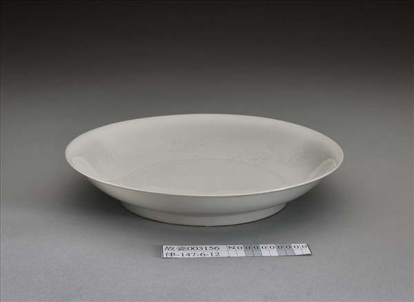 甜白釉雲龍紋盤