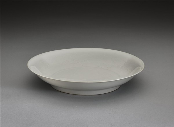 甜白釉雲龍紋盤