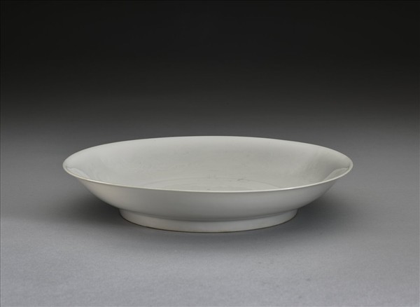 甜白釉雲龍紋盤