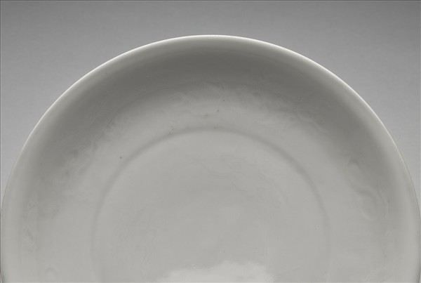 甜白釉雲龍紋盤