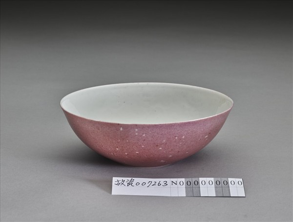 胭脂紅彩暗八寶淺碗