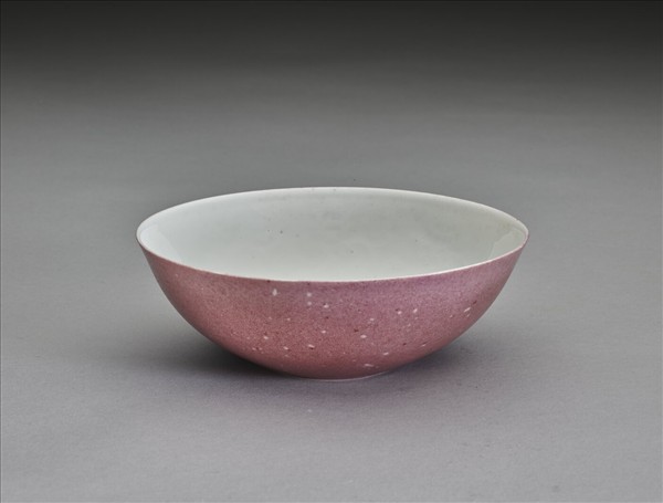 胭脂紅彩暗八寶淺碗