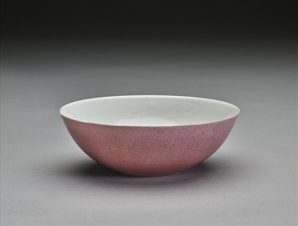 胭脂紅彩暗八寶淺碗