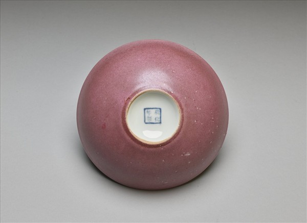 胭脂紅彩暗八寶淺碗