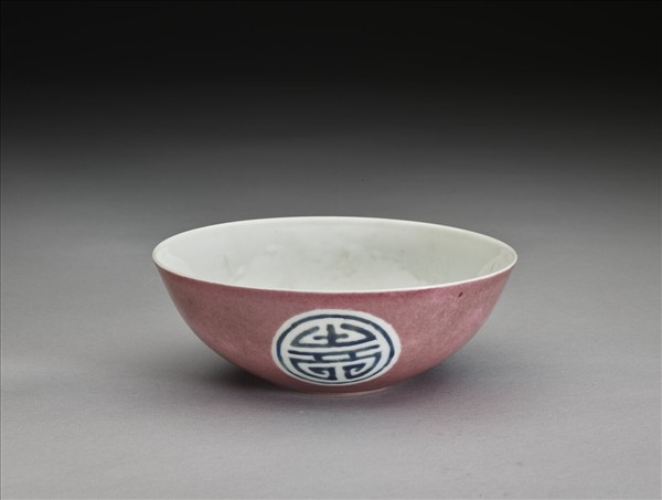 胭脂紅釉八寶壽字紋碗