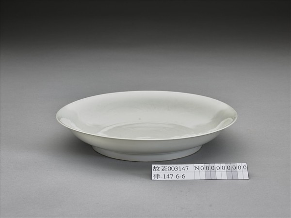 甜白釉雲龍紋盤