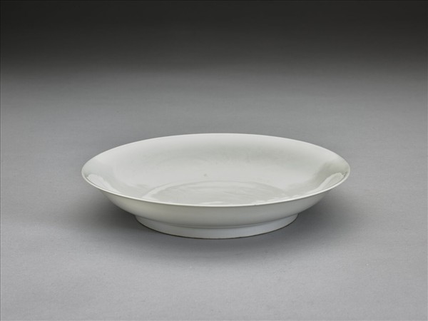 甜白釉雲龍紋盤