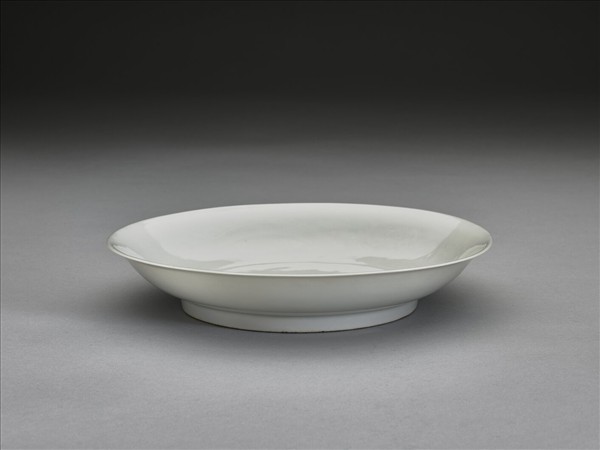 甜白釉雲龍紋盤