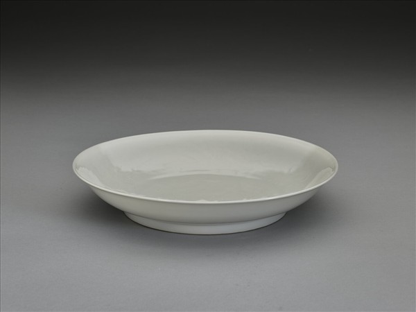 甜白釉雲龍紋盤