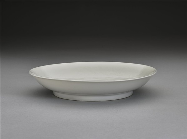 甜白釉雲龍紋盤