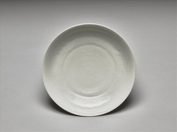 甜白釉雲龍紋盤