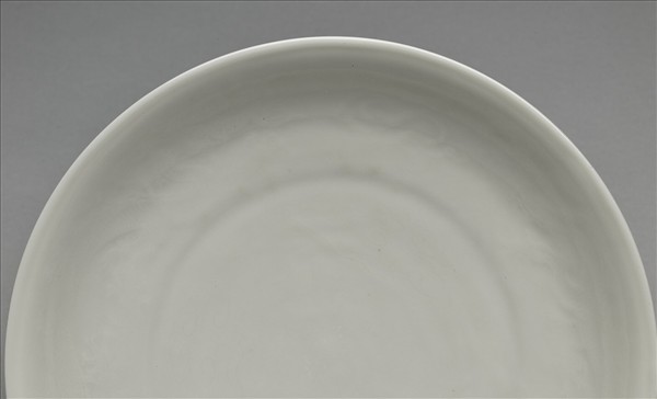 甜白釉雲龍紋盤