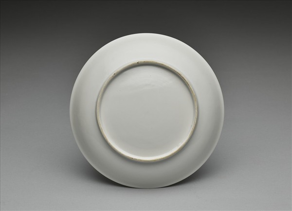 甜白釉雲龍紋盤